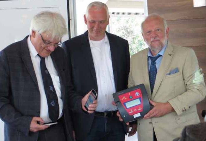 DCM Chef Rolf Niggemeier (l) und Friedrich Nölle (r) bei der Vorstellung des Tracking Systems MODEST. Ulrich Grüterich, Kapitän auf der MS Möhnesee, ist begeistert, dass gerade sein Schiff als erstes mit diesem innovativen System ausgestattet wurde. Foto (c) Rudi Bernhardt)